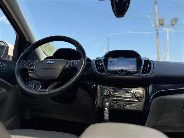 Photo of 2017 White Platinum Metallic Tri-Coat Ford Escape