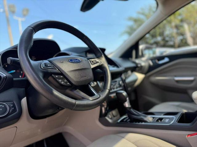 Photo of 2017 White Platinum Metallic Tri-Coat Ford Escape