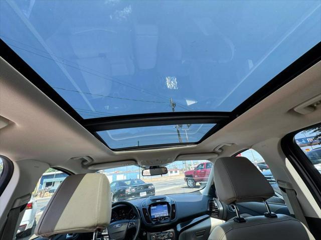 Photo of 2017 White Platinum Metallic Tri-Coat Ford Escape