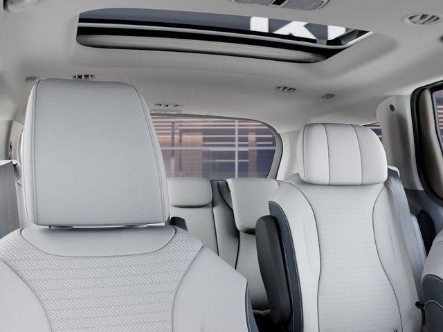 Photo of 2025 Ceramic Silver Kia Carnival