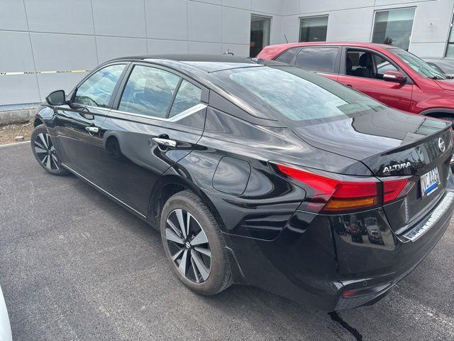 Photo of 2021 Black Nissan Altima