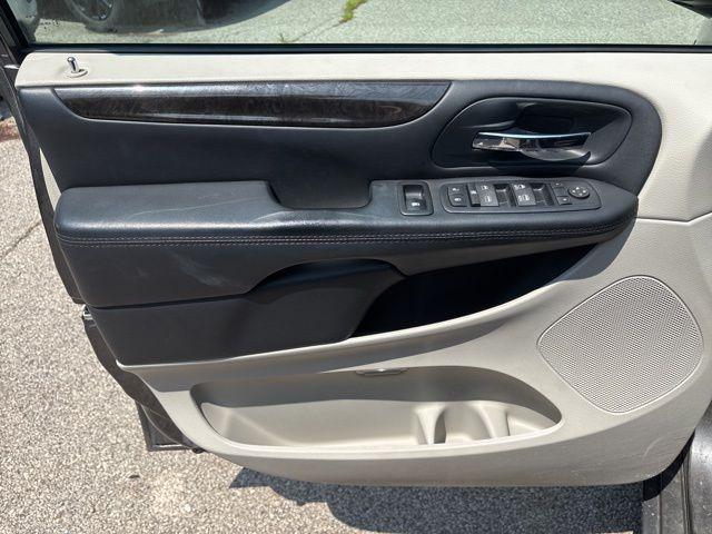 Photo of 2016 Granite Crystal Clearcoat Metallic Dodge Grand Caravan