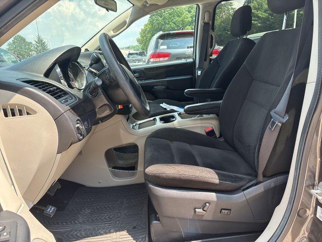 Photo of 2016 Granite Crystal Clearcoat Metallic Dodge Grand Caravan