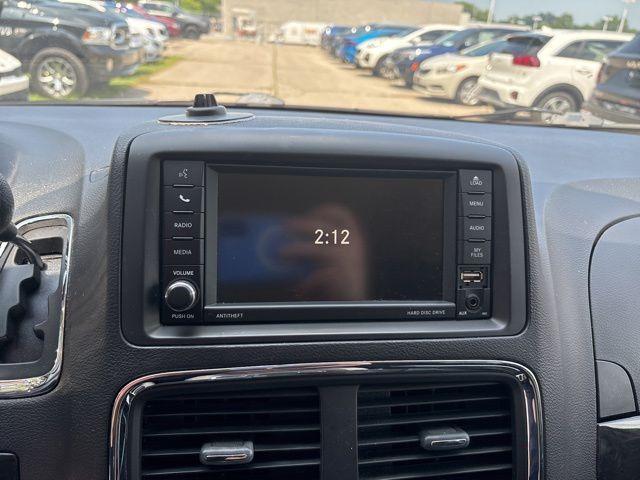 Photo of 2016 Granite Crystal Clearcoat Metallic Dodge Grand Caravan