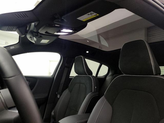 Photo of 2022 Black Volvo C40 Recharge Pure Electric