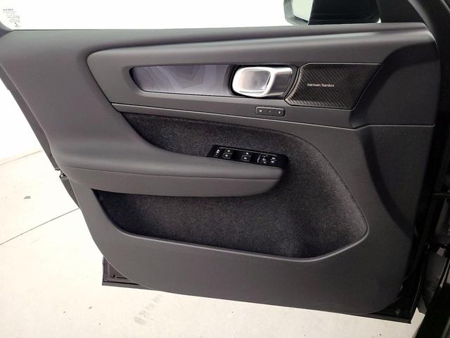 Photo of 2022 Black Volvo C40 Recharge Pure Electric