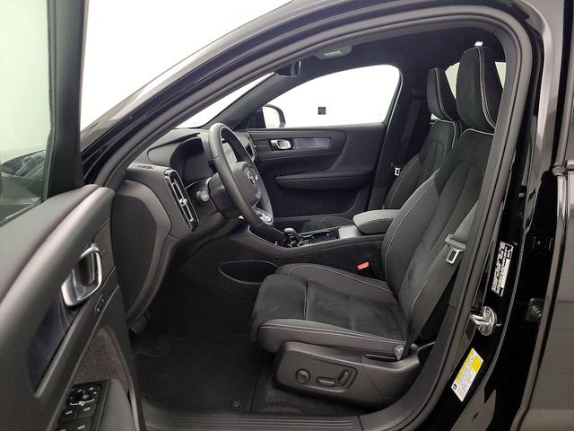 Photo of 2022 Black Volvo C40 Recharge Pure Electric