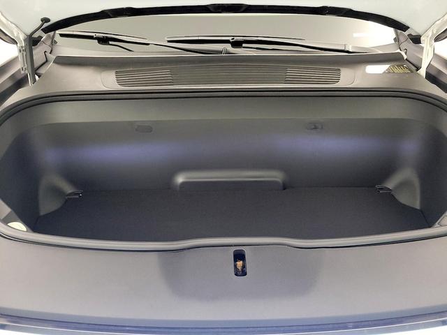 Photo of 2022 White Rivian R1S
