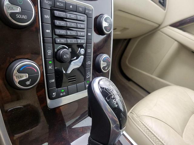 Photo of 2015 White Volvo XC70