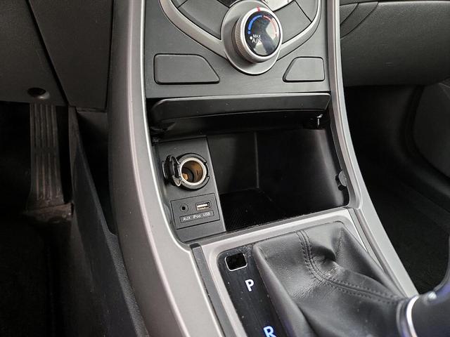 Photo of 2016 White Hyundai ELANTRA