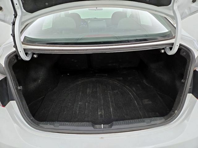Photo of 2016 White Hyundai ELANTRA