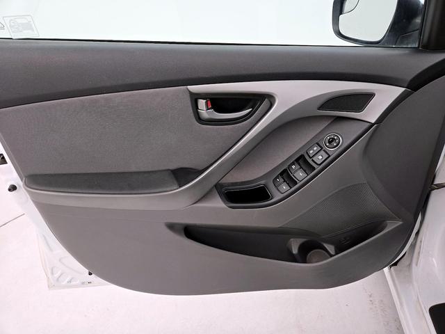Photo of 2016 White Hyundai ELANTRA