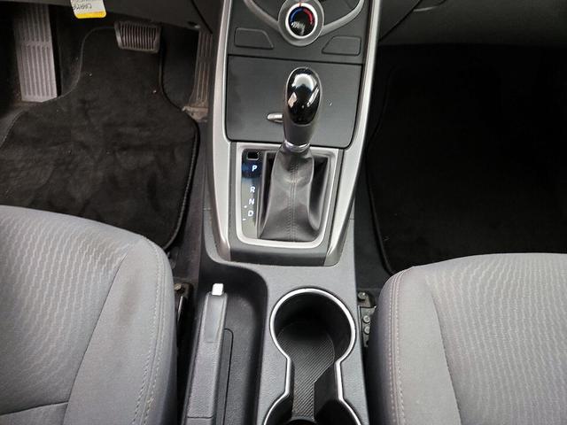 Photo of 2016 White Hyundai ELANTRA
