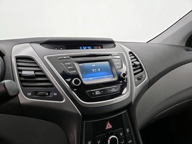Photo of 2016 White Hyundai ELANTRA
