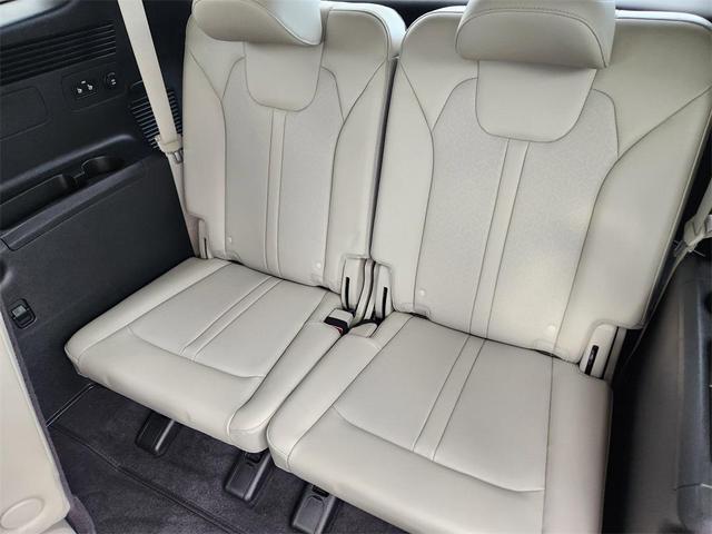 Photo of 2023 Glacial White Pearl Kia Sorento