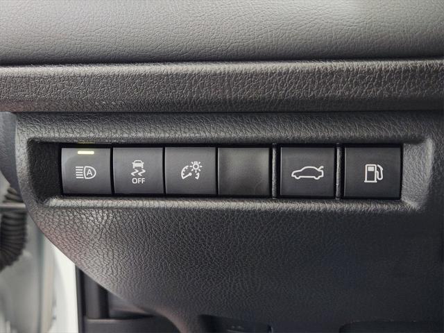 Photo of 2025 Pearl Toyota Camry