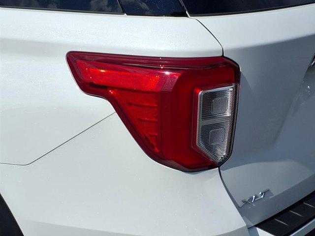 Photo of 2022 White Ford Explorer