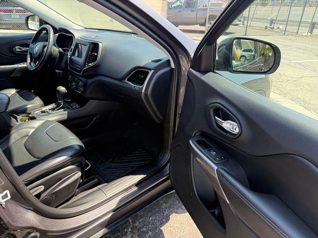 Photo of 2019 Diamond Black Crystal Pearlcoat Jeep Cherokee