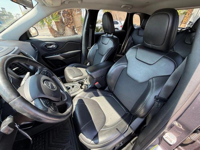 Photo of 2019 Diamond Black Crystal Pearlcoat Jeep Cherokee