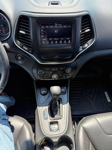 Photo of 2019 Diamond Black Crystal Pearlcoat Jeep Cherokee