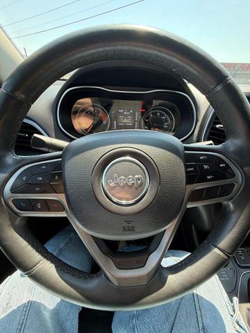Photo of 2019 Diamond Black Crystal Pearlcoat Jeep Cherokee