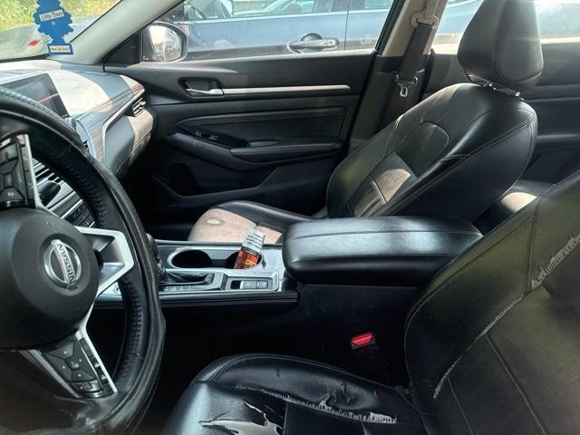 Photo of 2020 Super Black Clearcoat Nissan Altima