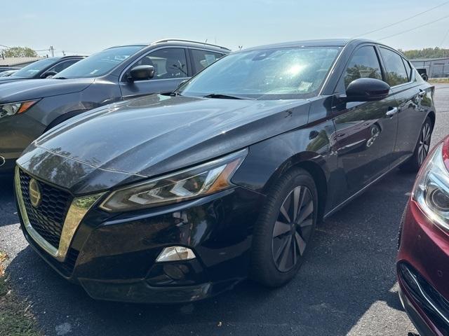 Photo of 2020 Super Black Clearcoat Nissan Altima
