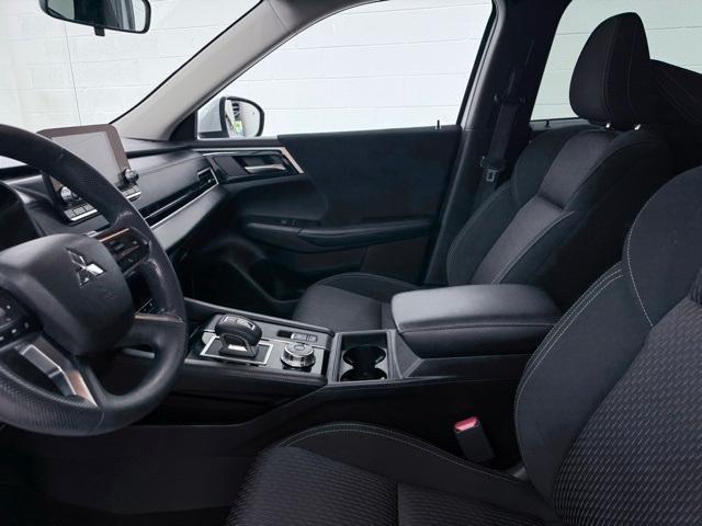 Photo of 2022 White Diamond Mitsubishi Outlander