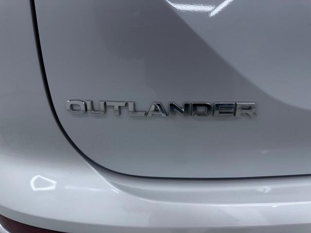Photo of 2022 White Diamond Mitsubishi Outlander