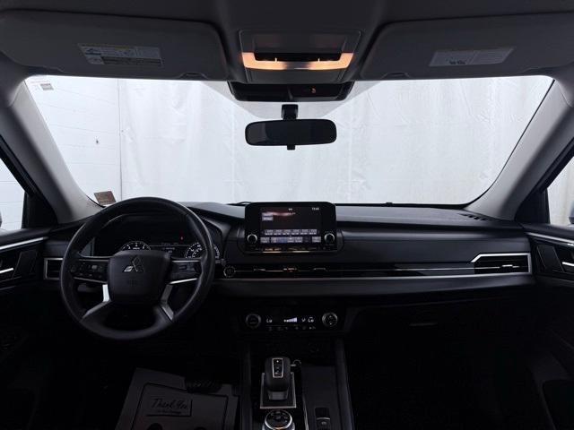 Photo of 2022 White Diamond Mitsubishi Outlander