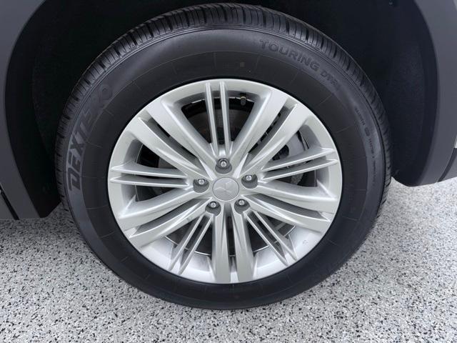 Photo of 2022 White Diamond Mitsubishi Outlander