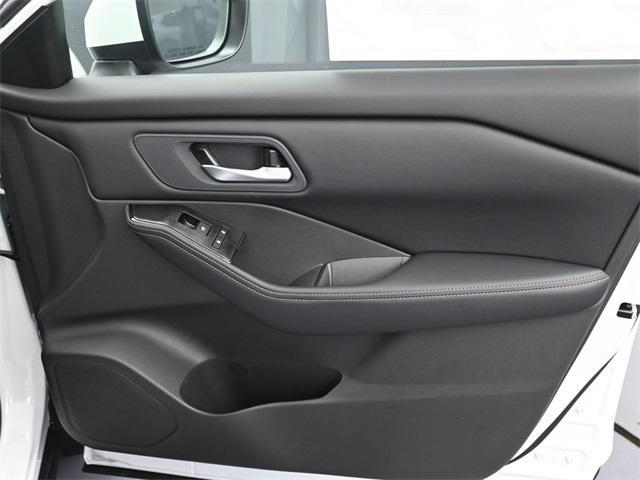Photo of 2026 Everest White Pearl Tricoat Nissan Rogue