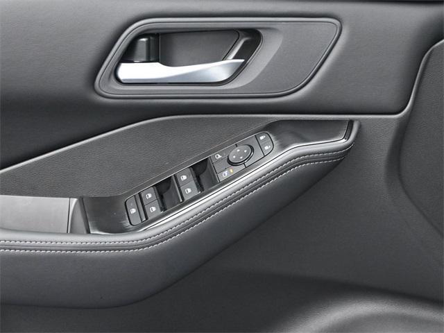 Photo of 2026 Everest White Pearl Tricoat Nissan Rogue