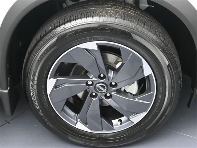 Photo of 2026 Everest White Pearl Tricoat Nissan Rogue