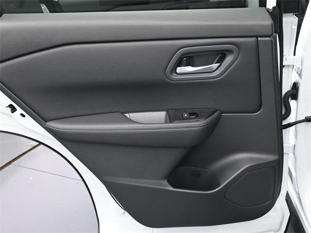 Photo of 2026 Everest White Pearl Tricoat Nissan Rogue