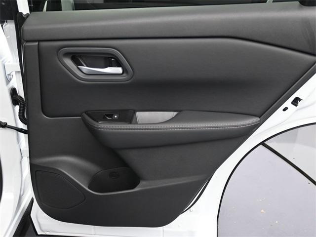 Photo of 2026 Everest White Pearl Tricoat Nissan Rogue