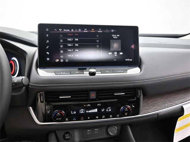 Photo of 2025 Champagne Silver Metallic Nissan Rogue
