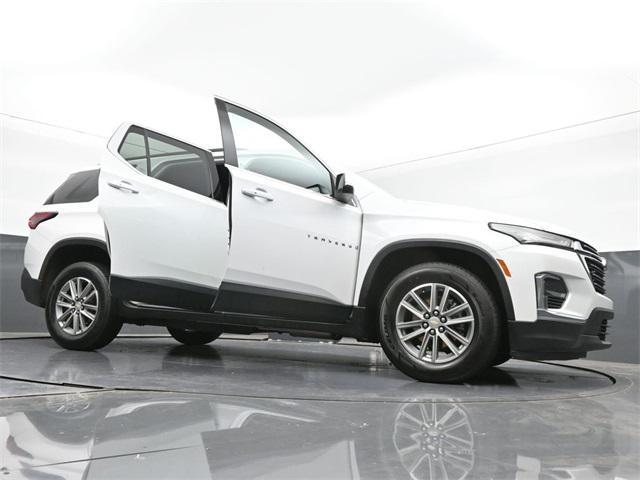 Photo of 2023 Iridescent Pearl Tricoat Chevrolet Traverse