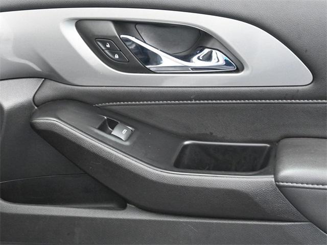 Photo of 2023 Iridescent Pearl Tricoat Chevrolet Traverse