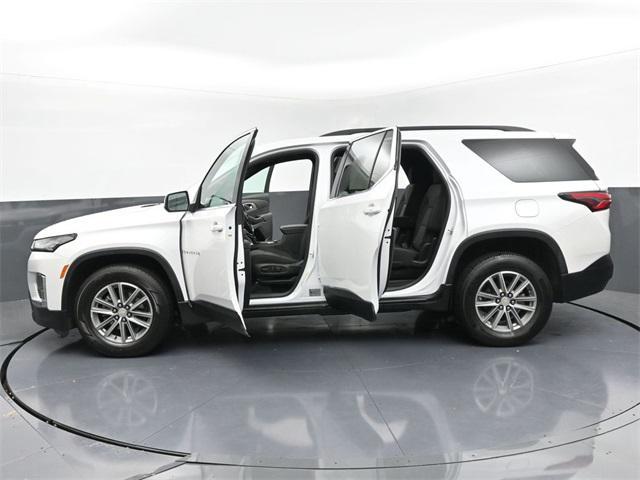 Photo of 2023 Iridescent Pearl Tricoat Chevrolet Traverse