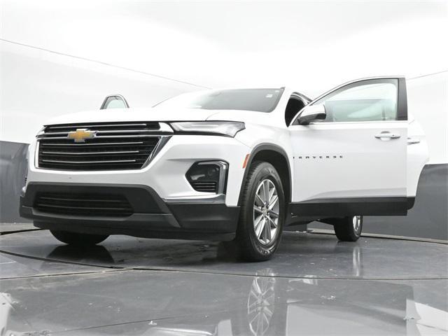 Photo of 2023 Iridescent Pearl Tricoat Chevrolet Traverse