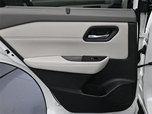 Photo of 2023 Pearl White Tricoat Nissan Rogue
