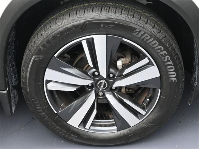 Photo of 2023 Pearl White Tricoat Nissan Rogue