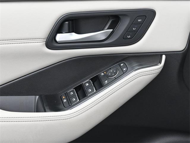 Photo of 2023 Pearl White Tricoat Nissan Rogue