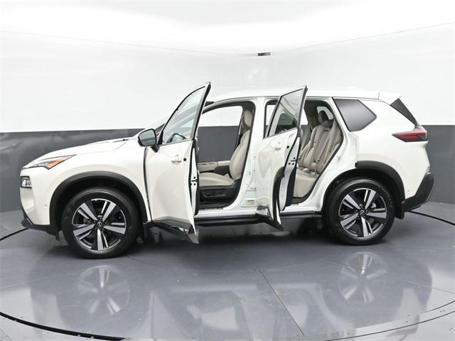 Photo of 2023 Pearl White Tricoat Nissan Rogue