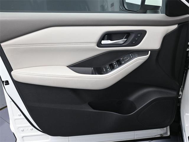 Photo of 2023 Pearl White Tricoat Nissan Rogue