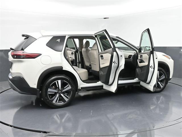 Photo of 2023 Pearl White Tricoat Nissan Rogue