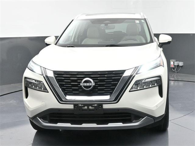 Photo of 2023 Pearl White Tricoat Nissan Rogue