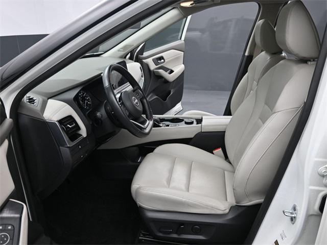 Photo of 2023 Pearl White Tricoat Nissan Rogue