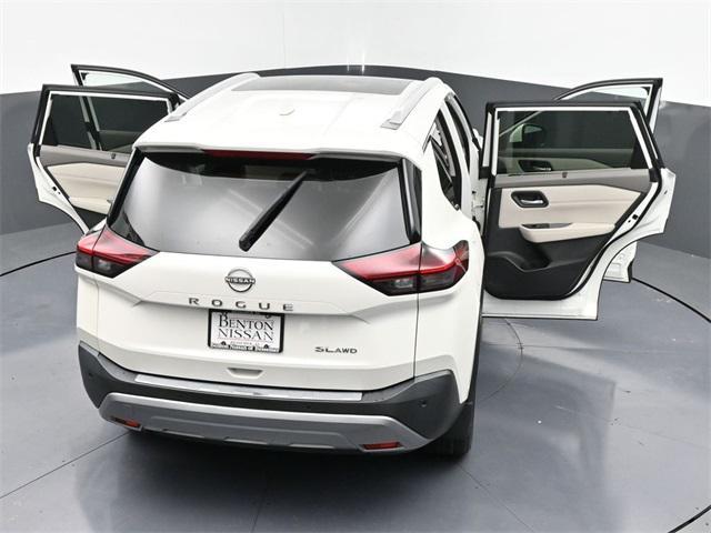 Photo of 2023 Pearl White Tricoat Nissan Rogue